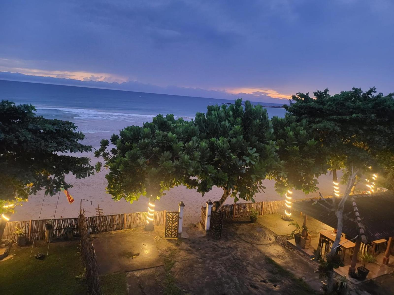 Balance Beach Resort Dikwella Esterno foto